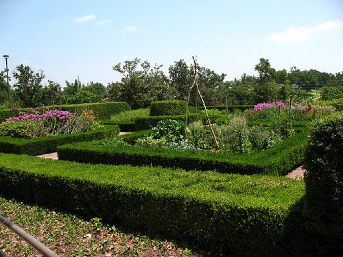 Tulsa Attractions: Colonial Garden Tulsa Attractions: Colonial Garden